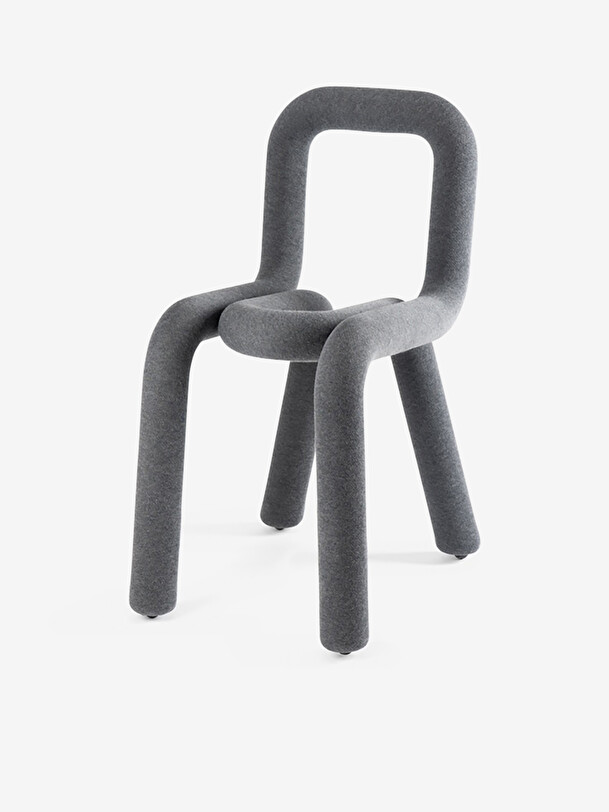negrita de color gris oscuro silla gris fonce