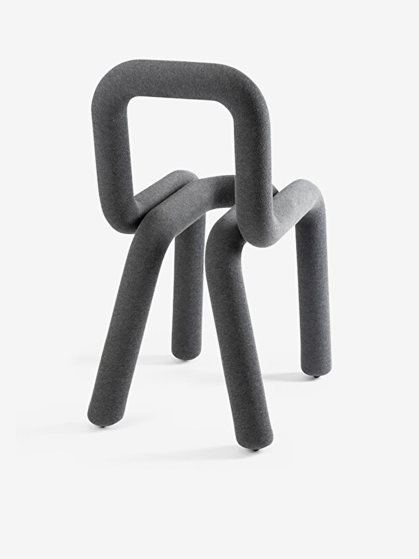 negrita de color gris oscuro silla gris fonce