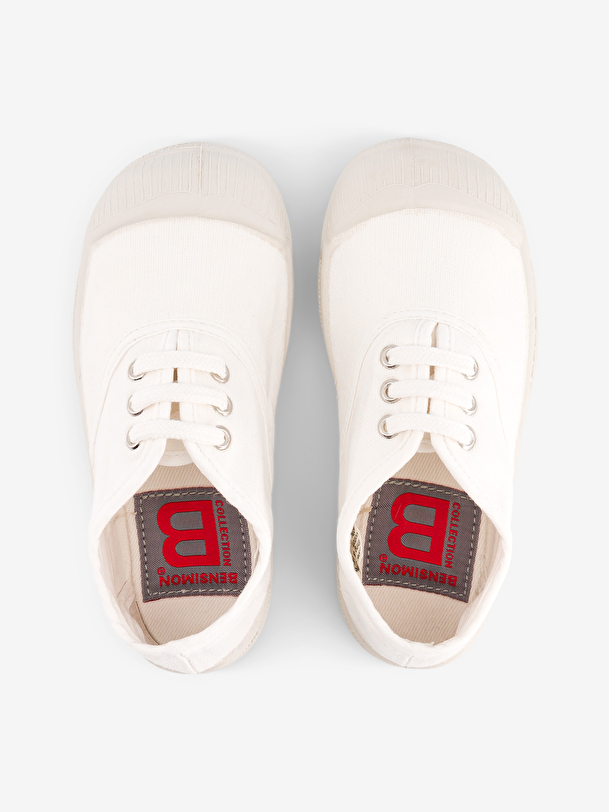 los niños cordones de tenis blanco