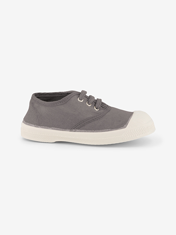 los niños cordones de tenis gris
