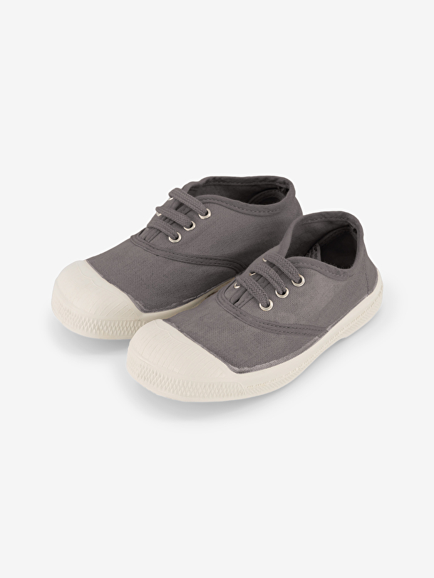 los niños cordones de tenis gris