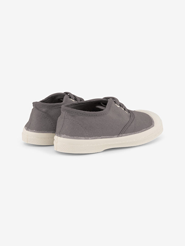 los niños cordones de tenis gris