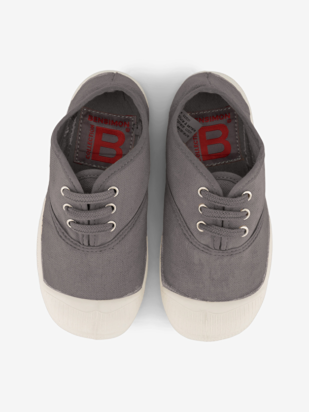 los niños cordones de tenis gris
