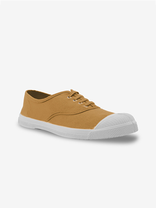 hombre con cordones de tenis de camello