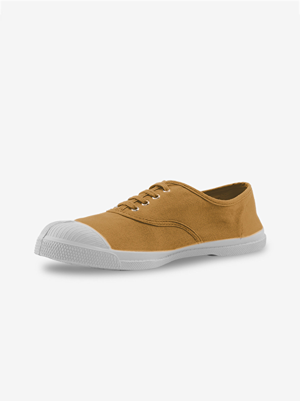 hombre con cordones de tenis de camello