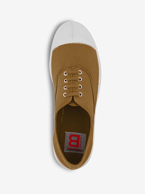 hombre con cordones de tenis de camello