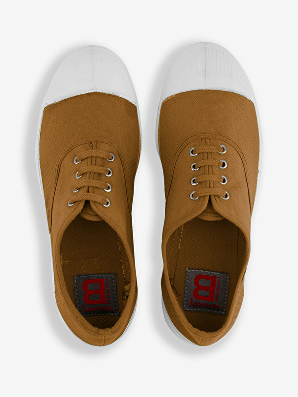 hombre con cordones de tenis de camello