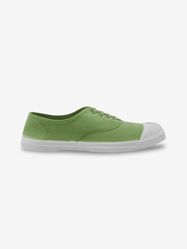hombre con cordones de tenis pomme