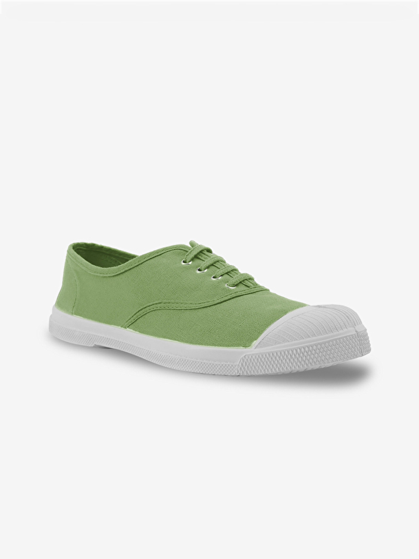 hombre con cordones de tenis pomme