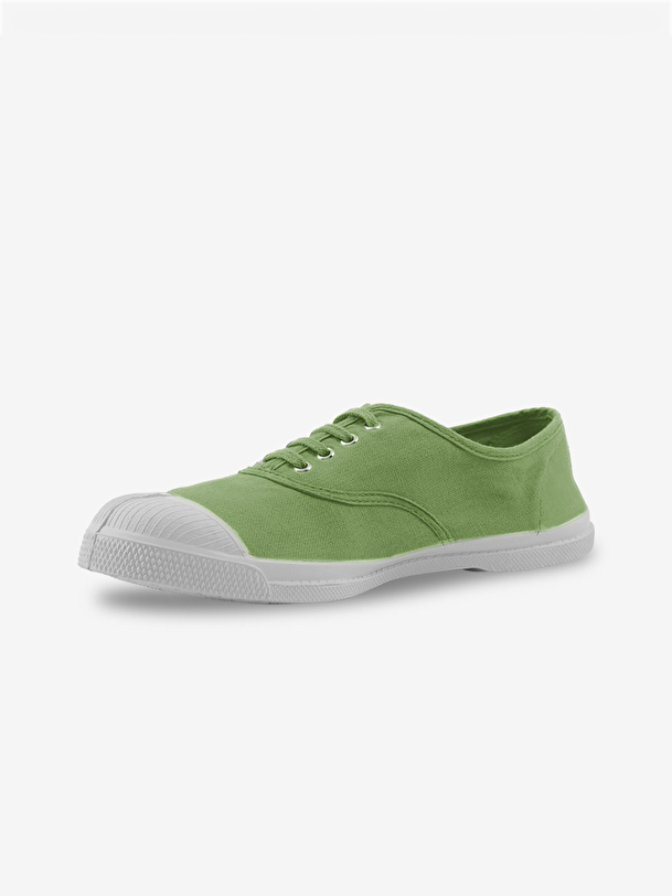 hombre con cordones de tenis pomme