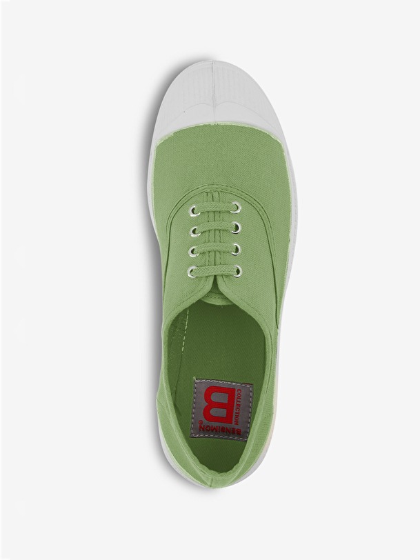 hombre con cordones de tenis pomme