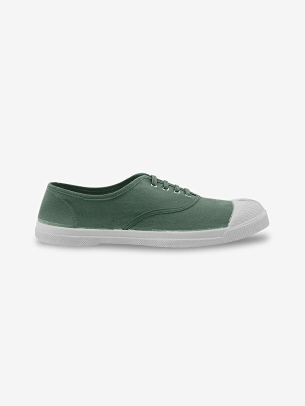 hombre con cordones de tenis matcha