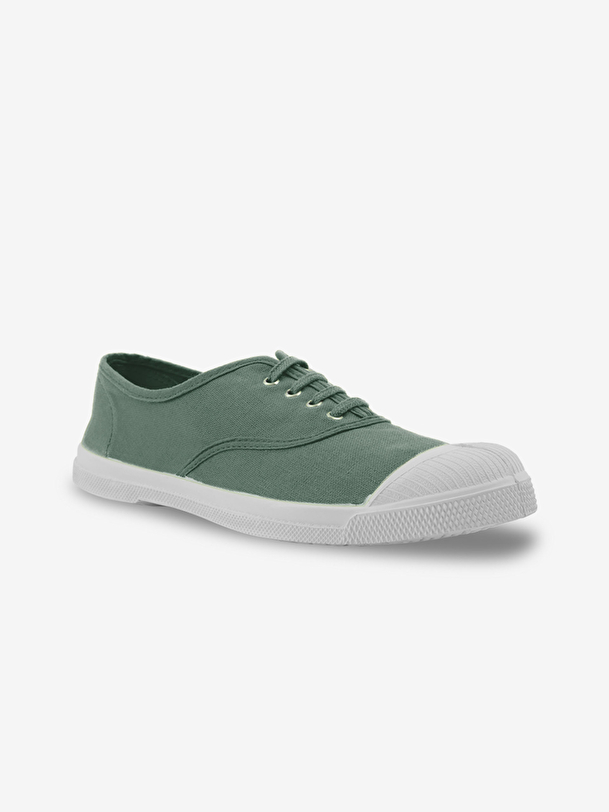 hombre con cordones de tenis matcha