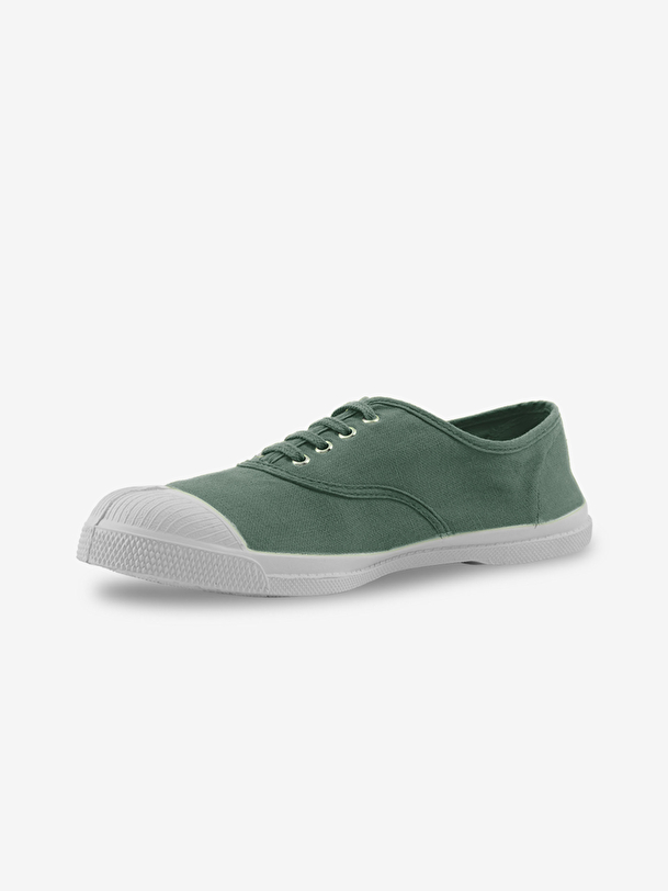hombre con cordones de tenis matcha