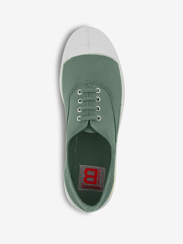 hombre con cordones de tenis matcha
