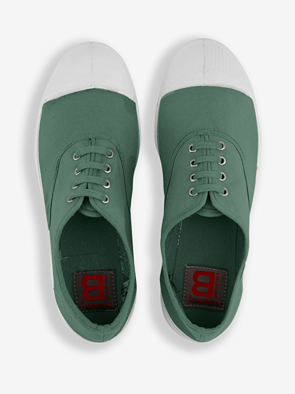 hombre con cordones de tenis matcha