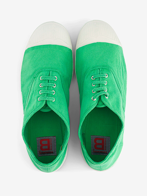 los hombres cordones de los tenis de la pradera