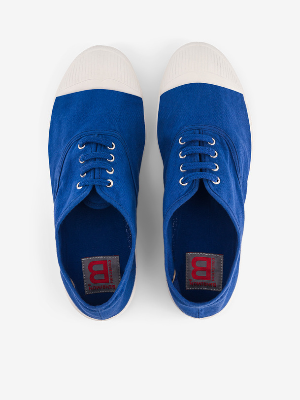 los hombres cordones de los tenis de color azul brillante