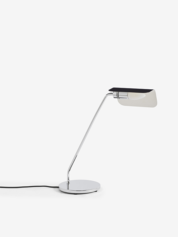 Ápice de la lámpara de mesa negro