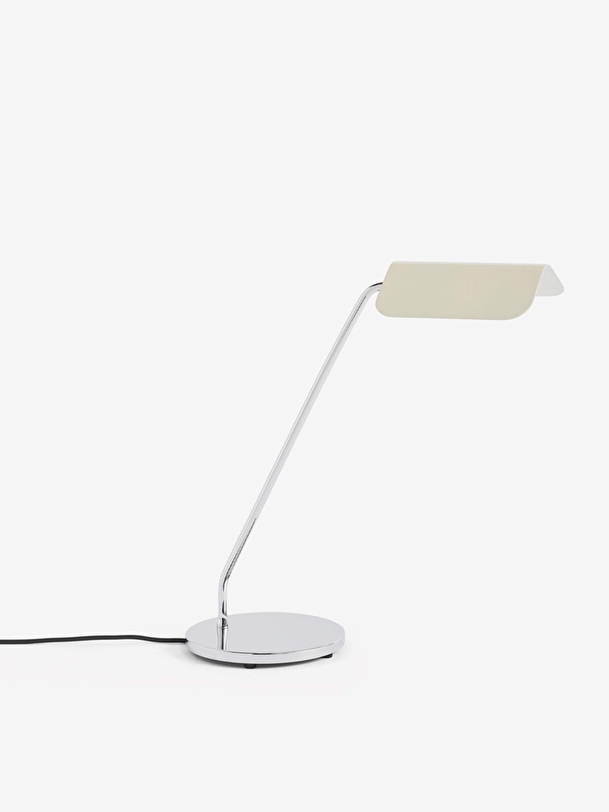 Ápice de la lámpara de mesa de color crudo