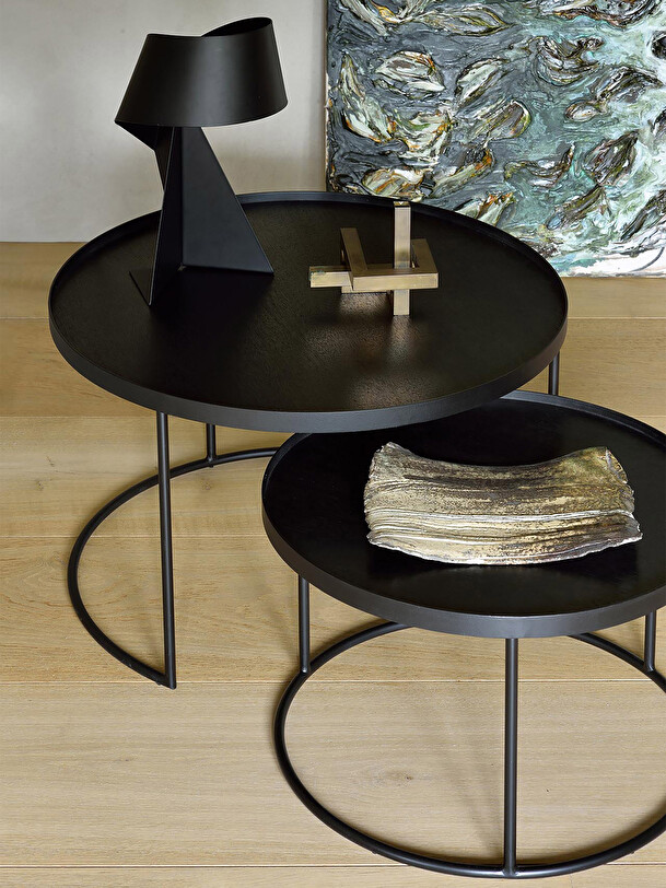 conjunto de mesas con bandejas negro