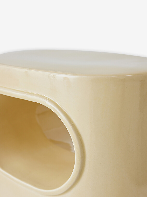 espacio crema lado del cuadro crema