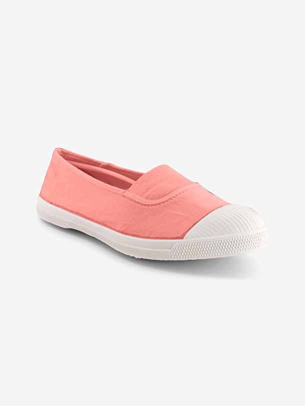 la mujer elástica de tenis rosa suave