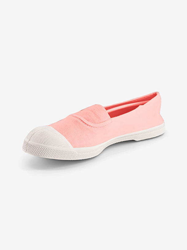 la mujer elástica de tenis rosa suave