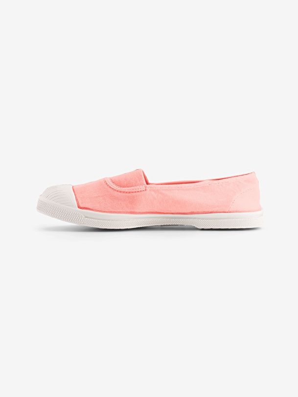 la mujer elástica de tenis rosa suave