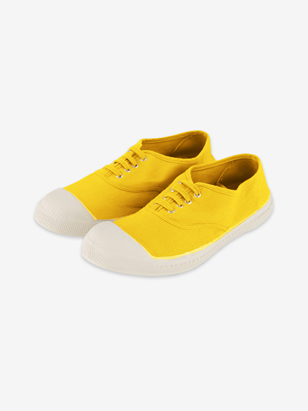 mujer de encaje-up de tenis soleil