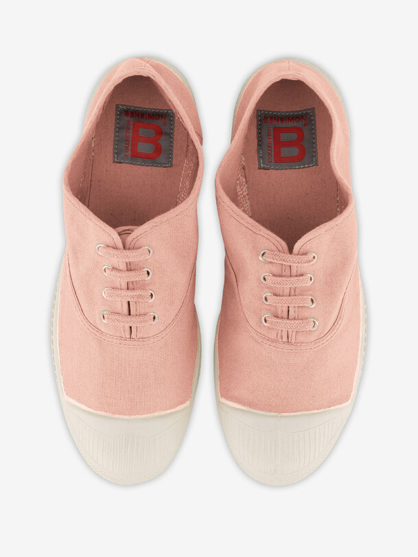 mujer de encaje-up de tenis rosa claro