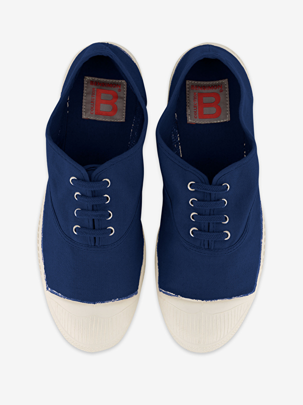 mujer de encaje-up de tenis indigo
