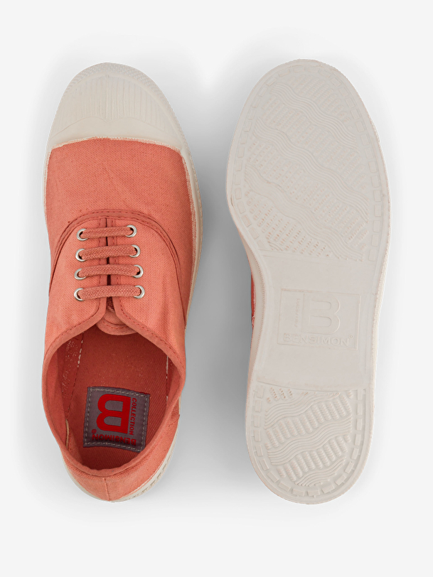 mujer de encaje-up de tenis de color rosa